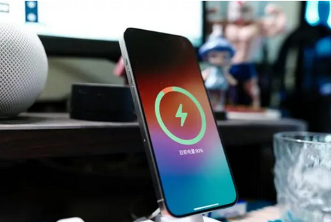 共青城苹果15换屏服务分享用什么充电器给iPhone15充电更好 